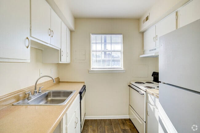 1BR, 1BA - 756SF - YorkTowne Apartments