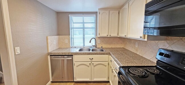 Photo - 210 Wales Dr
