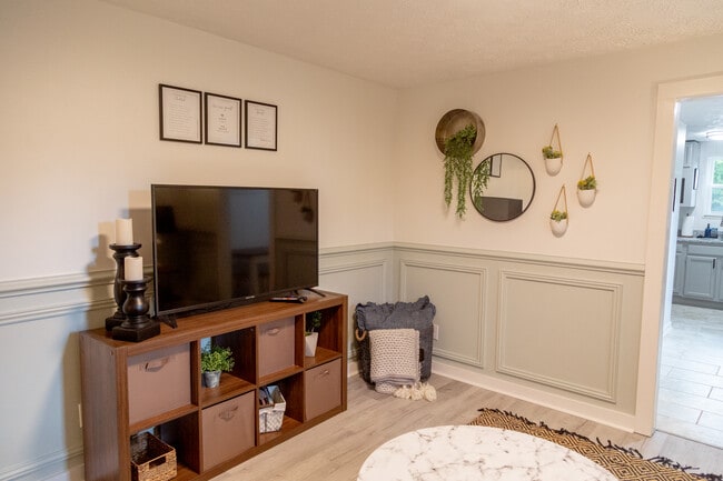 Living room - 315 Doyle St Unit 1