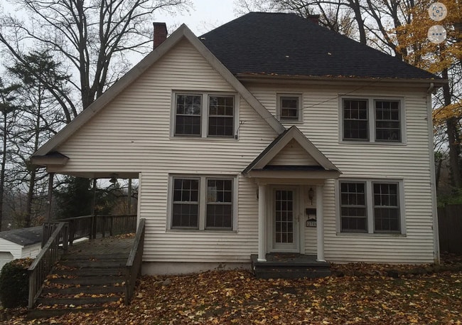 Building Photo - 2705 Valley View Ave