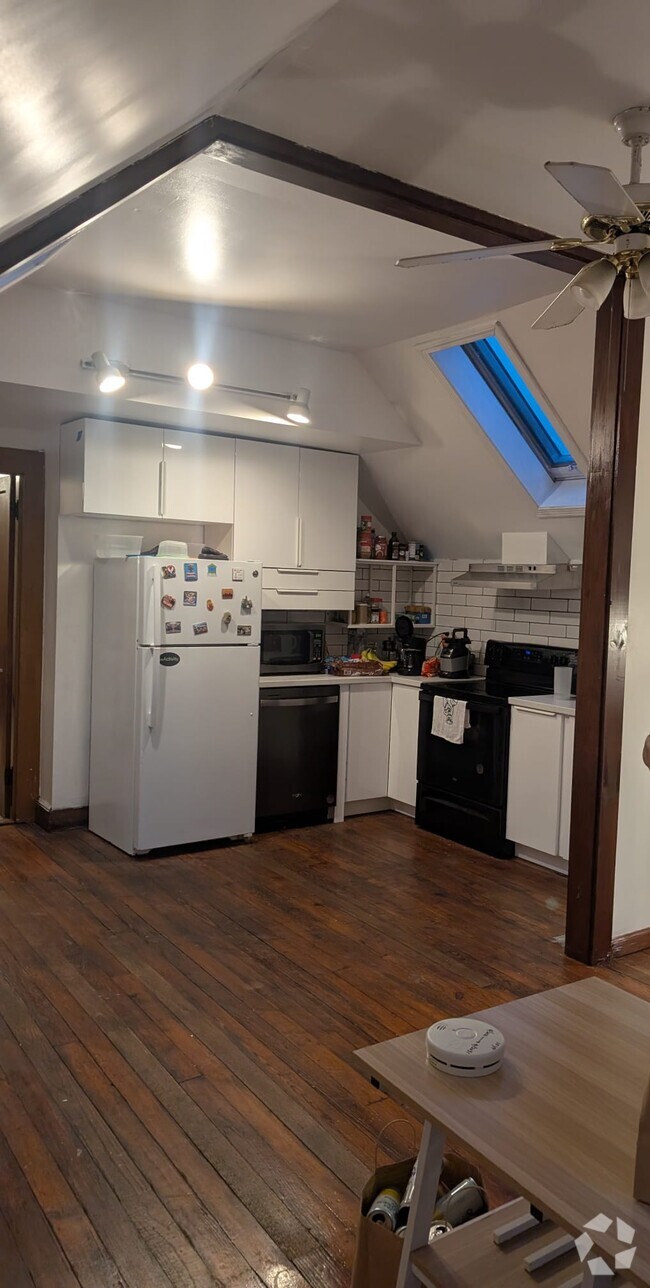 Building Photo - 124 Foster St Unit 3rd Floor Rental