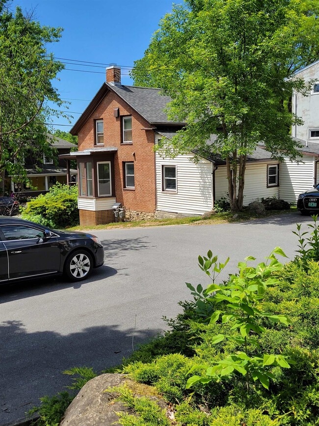 Building Photo - 304 S Winooski Ave