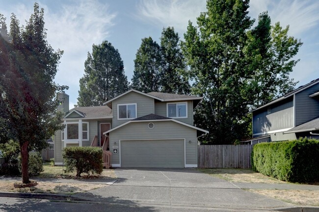 Building Photo - Immaculate, Sunny and Bright 4 Bedroom/2.5... Rental