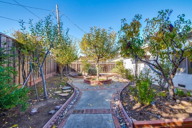 Photo - Hardwood Floors- Top Moreland SCH- SM Dogs Welcome- Close to Apple