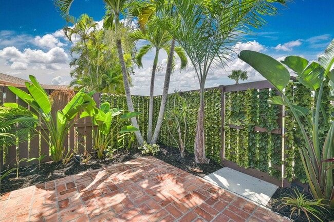 Photo - NOW AVAILABLE - Cozy Furnished Villa in Royal Woods!