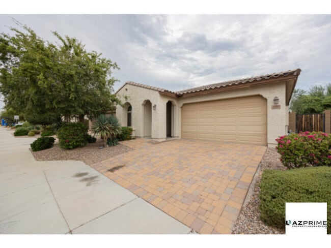 Building Photo - Discover Refined Peoria Living In This Stu...