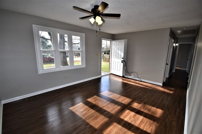 Photo - 3 Bedroom Dog Friendly Home For Rent!