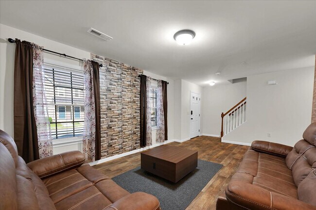 Photo - 721 Farmwood Ln