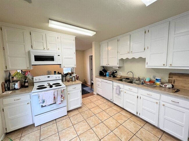 Photo - Convenient location, walking distance to KSU Campus! - Pre-Leasing for 26/27 School Year!