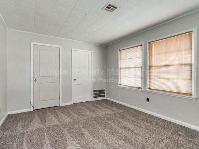 Photo - 402 Babb Dr