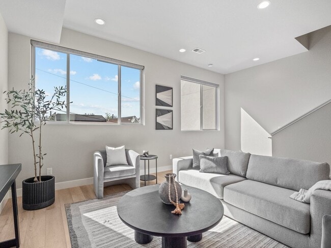 Building Photo - Modern Townhome with Mountain Views in One...
