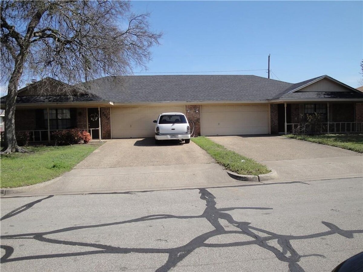Photo - 2300 Kirby Lee St House