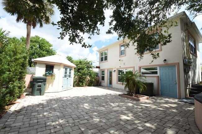 Building Photo - 403 N Oleander Ave
