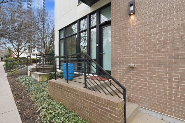 Photo - 721 Longleaf Dr NE