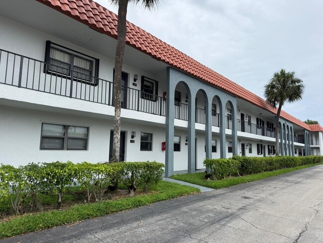 Building Photo - 2141 Woolbright Rd Unit L106
