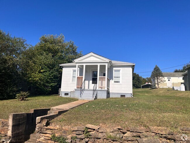 Building Photo - Cute cottage in the heart of Altavista Rental
