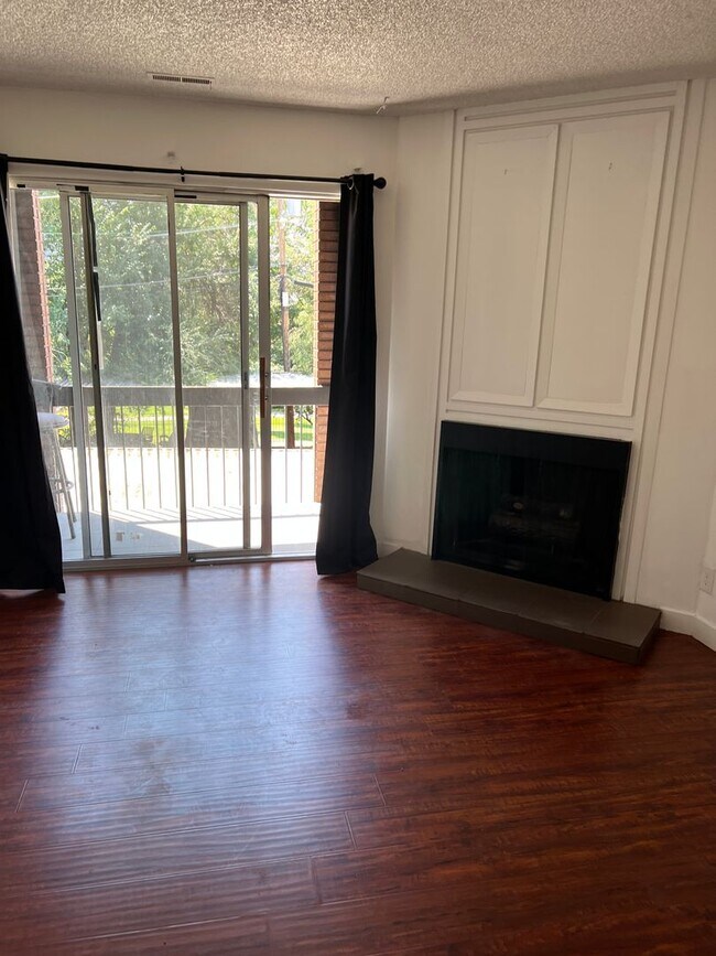 Photo - Amazing Room Downtown Renovated/Fireplace/Balcony/View Unit 11 - 11A