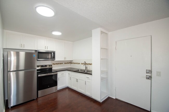 Photo - 13800 Sherman Way Unidad 108
