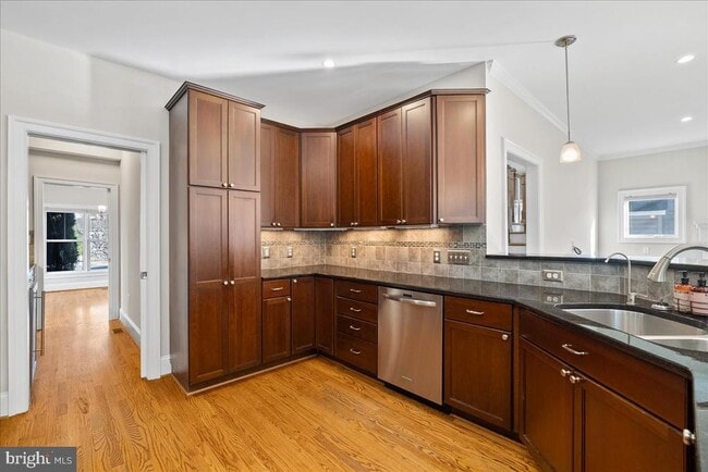 Photo - 902 Ramsey St