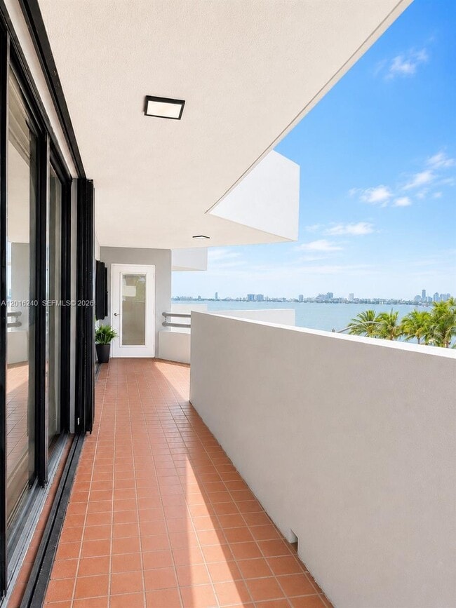 Photo - 555 NE 30th St Unidad 404