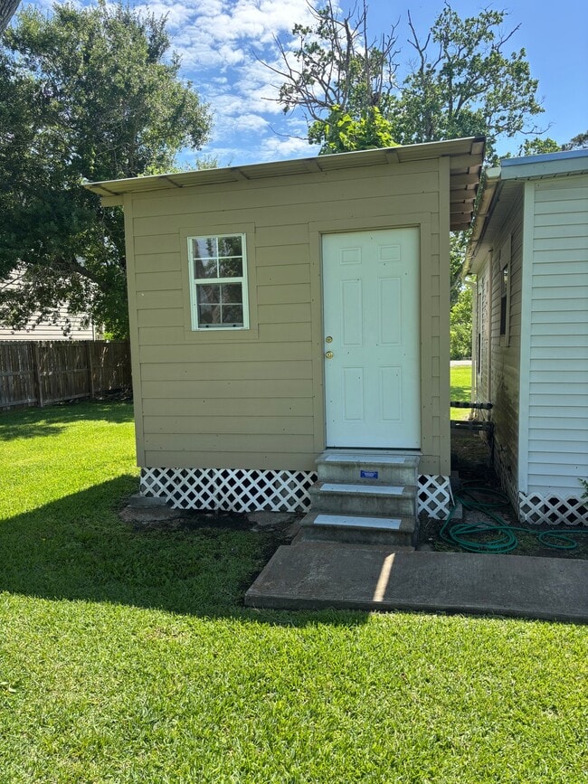 Photo - 608 W Cedar St