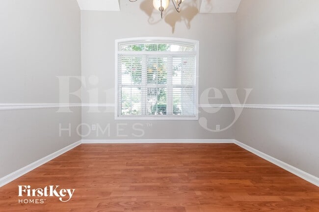 Photo - 381 Glouchester Dr