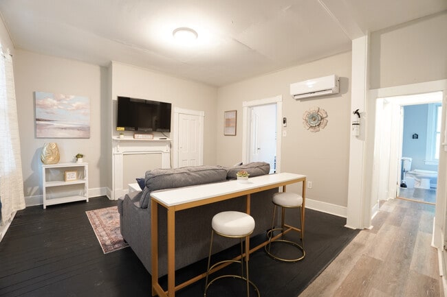 Photo - 1911 High St