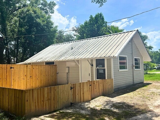 Building Photo - Cozy Remodeled 1BD/1BA + Bonus Room in Zephyrhills!