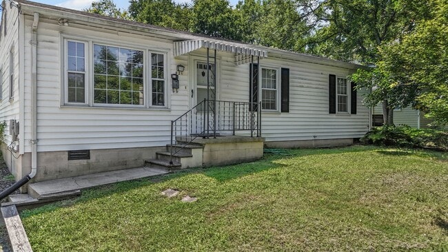 Building Photo - 3-Bed 2-Bath in Town with 3-Car Garage! Rental