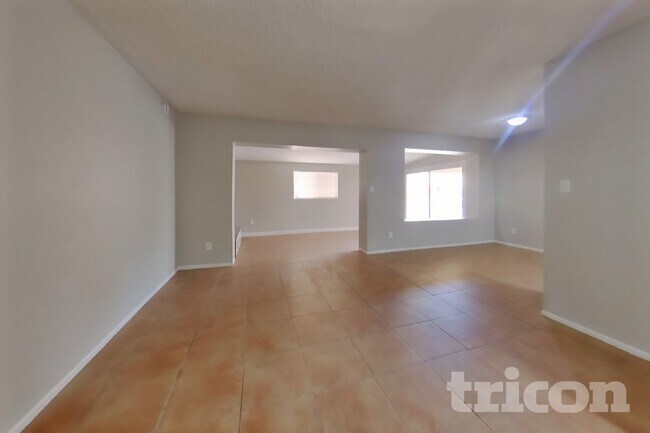 3938 W Redfield Rd
