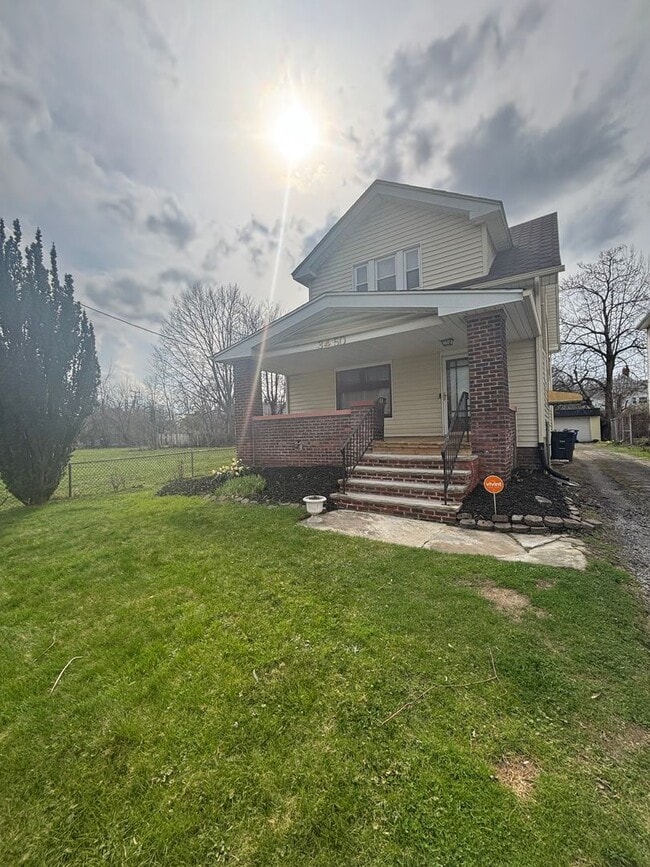 Building Photo - Spacious Single Family Home with Central Air
