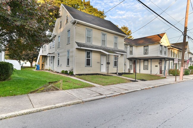 Building Photo - 118 S Railroad St Unit Apt 1