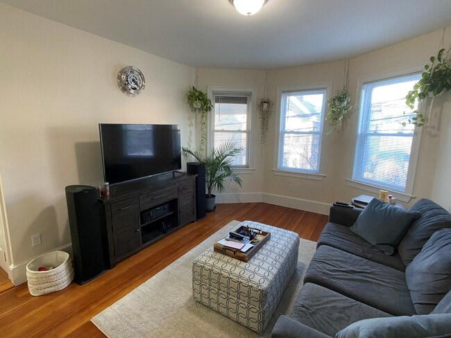 Building Photo - 15 Sargent Ave Unit 2