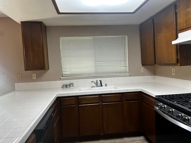 Kitchen - 2716 W Avenue K4