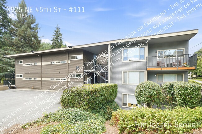 Building Photo - 3925 NE 45th St Unit #111