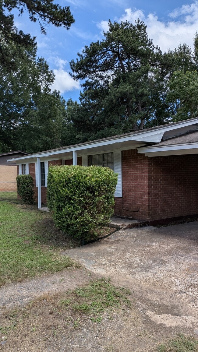 Photo - 711 Hillview St