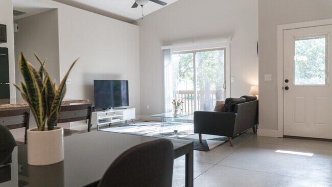 Living Area - 902 W Onewood Pl