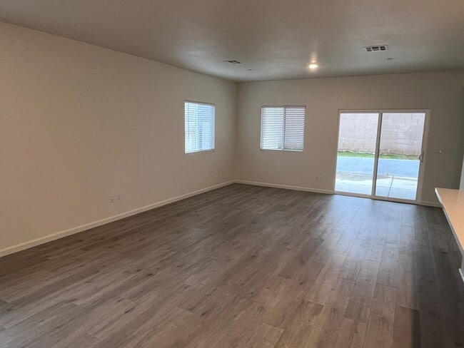 Photo - BEAUTIFUL NEWER HOME IN WEST ROSEVILLE!!