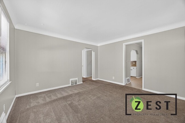 8262 Rosemont Ave