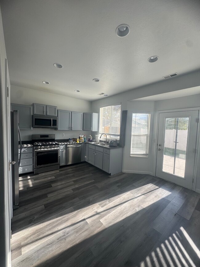 Photo - 214 Foxboro Dr W