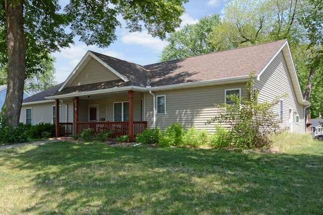 Building Photo - Spacious 5-Bed 3-Bath Home in South St. Paul - Available Now!