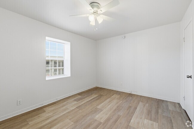 2BR, 1.5BA - 900SF - Primary Bedroom