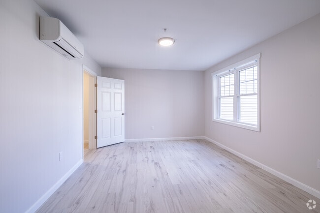 2BR, 2BA - 1250SF - Primary Bedroom