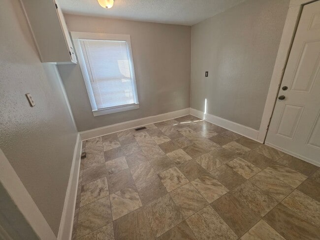 Photo - 725 Junia Ave