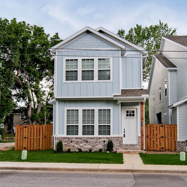 Building Photo - 502 W Persimmon St