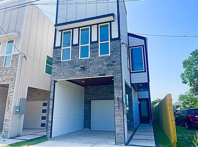 Building Photo - 8131 St Louis St