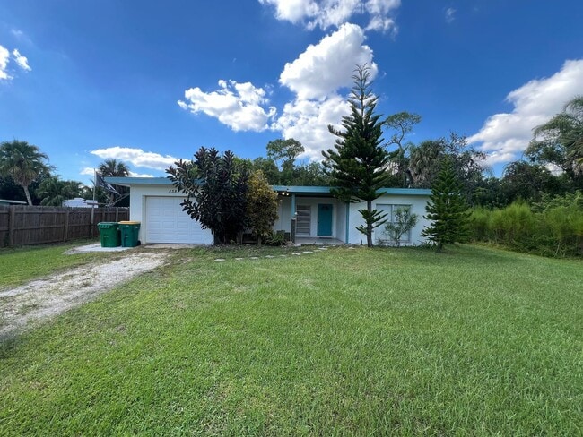 Building Photo - AVAIL 10/15 -- $1,200 ** Annual ** 2 Bed /...