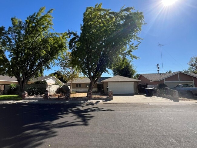 Building Photo - 304 Tennyson Dr