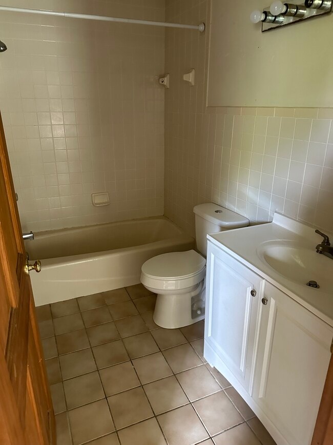 Building Photo - 51 Arkwright Ln Unit B
