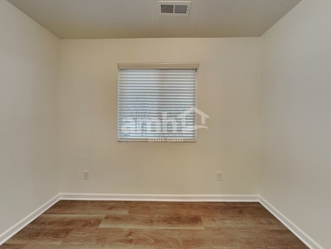 Photo - 830 Stockport Way